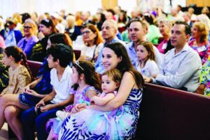 Families seated in the pews at Temple Israel’s new West Palm Beach campus
